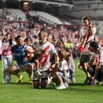 Los jugadores del Rayo celebran con familiares y la afición la clasificación para la Conference League