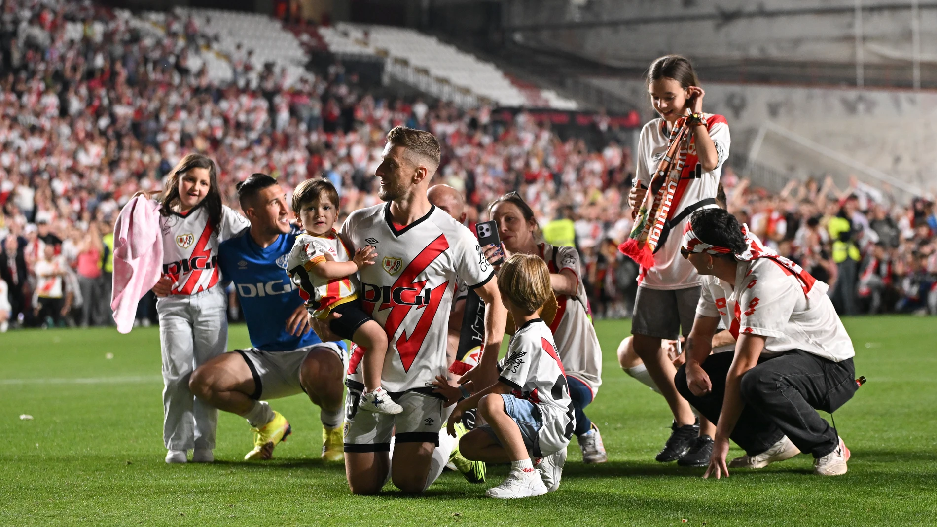 Los jugadores del Rayo celebran con familiares y la afición la clasificación para la Conference League
