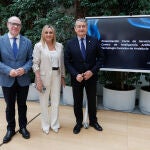 El consejero de la Presidencia, Interior, Diálogo Social y Simplificación Administrativa, Antonio Sanz (d), acompañado de la alcaldesa de Granada, Marifrán Carazo (c), y del rector de la Universidad de Granada, Pedro Mercado (i)