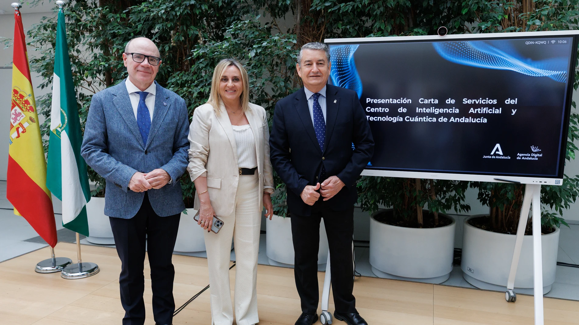 El consejero de la Presidencia, Interior, Diálogo Social y Simplificación Administrativa, Antonio Sanz (d), acompañado de la alcaldesa de Granada, Marifrán Carazo (c), y del rector de la Universidad de Granada, Pedro Mercado (i). A 26 de mayo de 2025, en Granada (Andalucía, España). El consejero de la Presidencia, Interior, Diálogo Social y Simplificación Administrativa, Antonio Sanz, informa acompañado de la alcaldesa de Granada, Marifrán Carazo, y del rector de la Universidad de Granada, Pe...