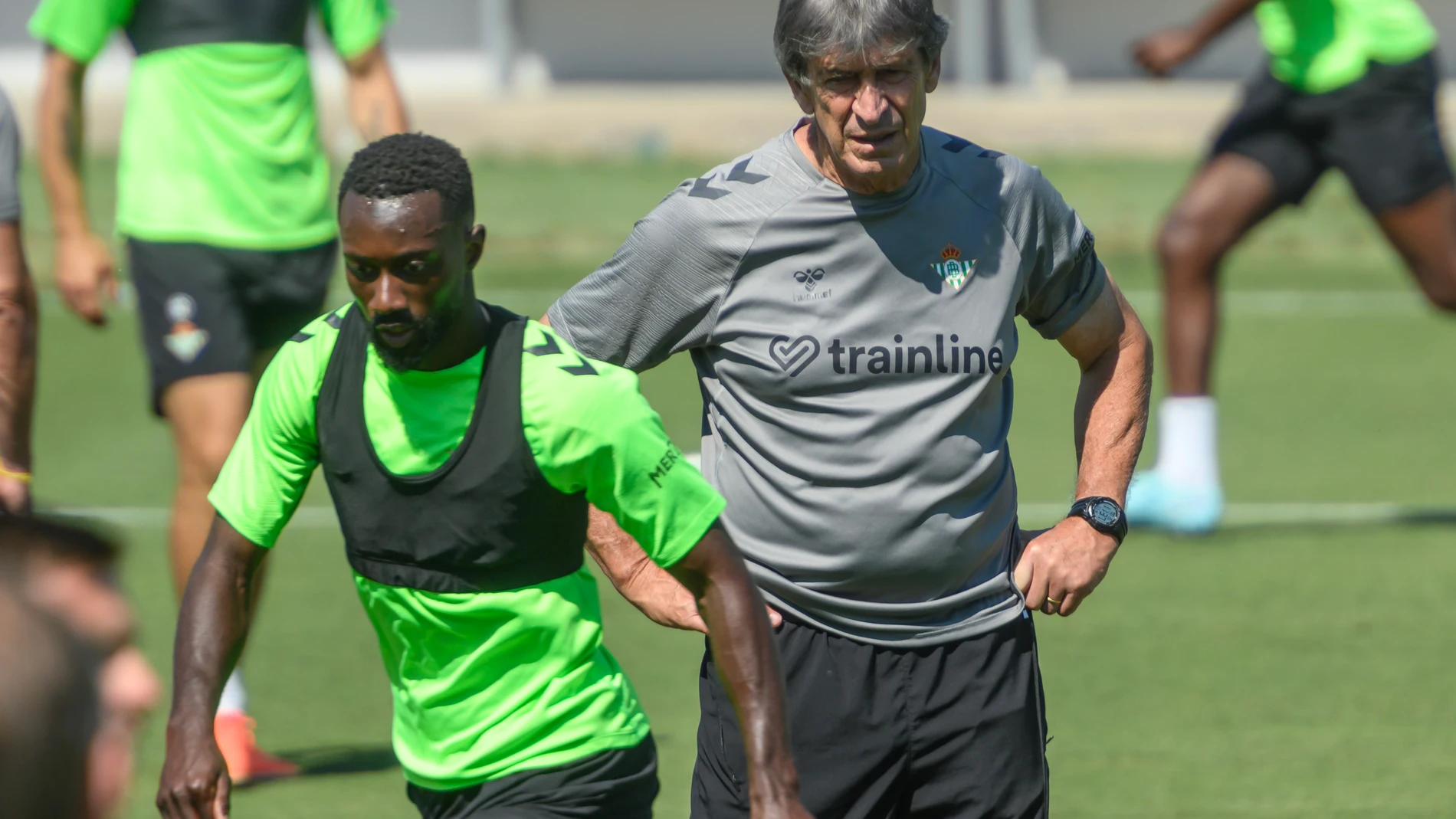 SEVILLA, 26/05/2025.- El entrenador del Betis, el chileno Manuel Pellegrini (c), durante el entrenamiento realizado este lunes con su plantilla en la ciudad deportiva del club previo a la final de la Liga Conferencia ante el Chelsea inglés del próximo jueves antes de poner rumbo a mediodía hacia la ciudad polaca de Breslavia en la que se jugará el partido. EFE/Raúl Caro