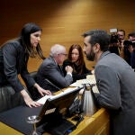 Imagen de archivo de la Comisión de investigacion de la dana. En primer término, los diputados Miriam Turiel (Vox) y José Muñoz (PSPV)