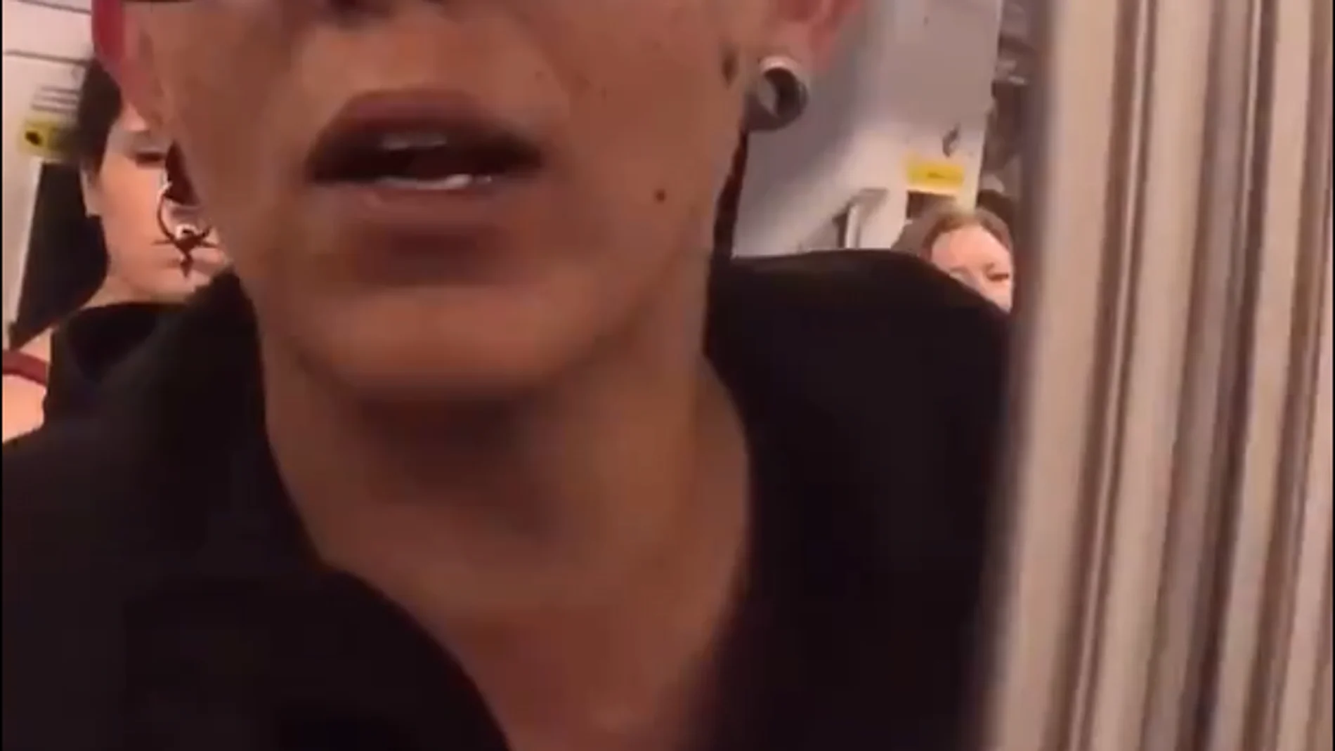 Vídeo: una mujer defiende a una carterista en el metro de Barcelona: "5 hombres contra una mujer"