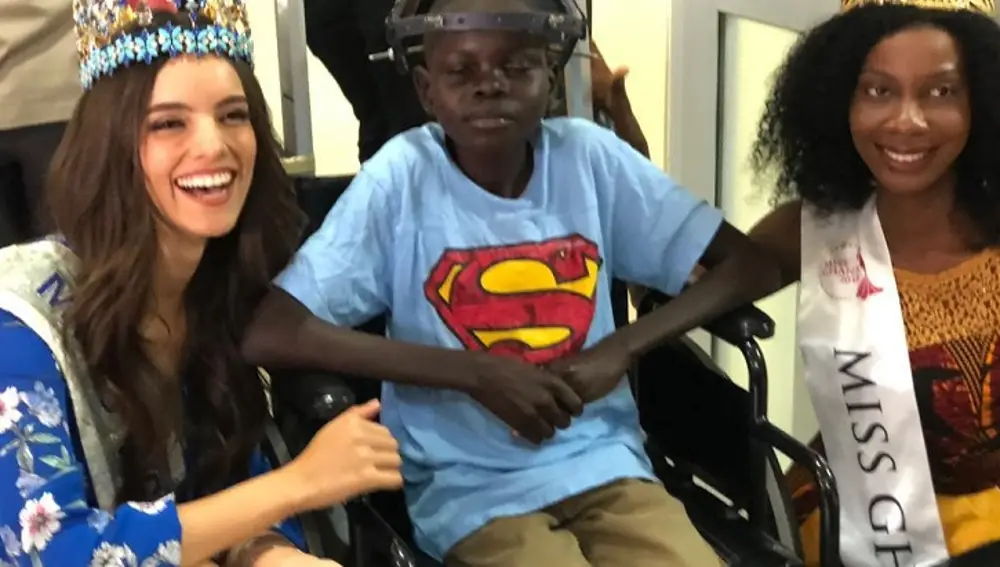 Miss Mundo 2018, Vanessa Ponce de León visita a niños enfermos de escoliosis en Acra (Ghana)