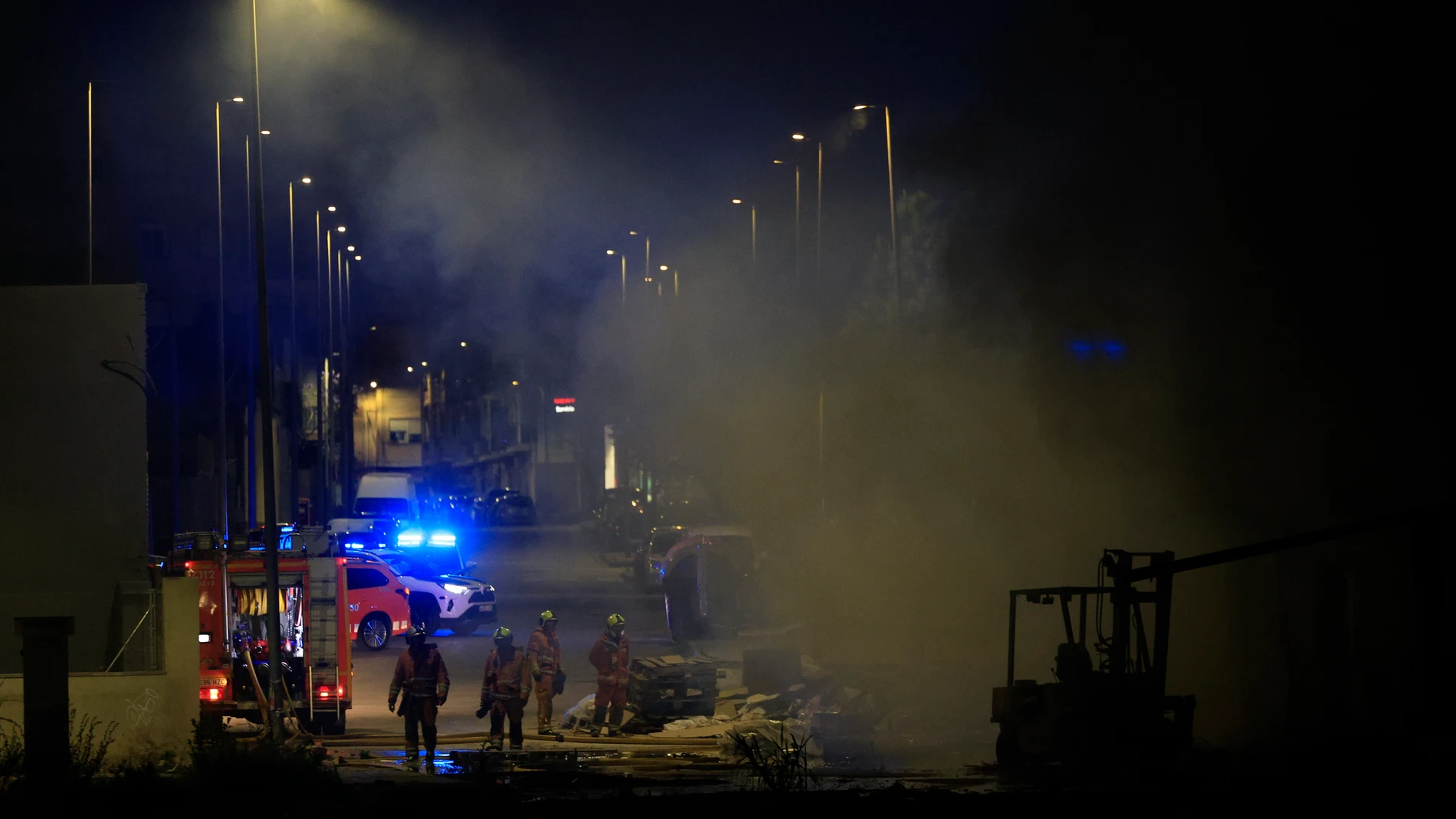 TORRENT (VALENCIA), 25/05/2025.- Bomberos trabajan en el incendio ocurrido este domingo en una nave en la localidad valenciana de Torrent. El Ayuntamiento ha aconsejado a los vecinos de las viviendas cercanas a la calle Artesanos que permanezcan en sus casas y cierren las ventanas debido al humo procedente del incendio de esta nave, que resultó afectada por la dana y estaba pendiente de derribo. EFE/Kai Forsterling