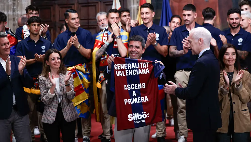 Cientos de aficionados reciben al recién ascendido Levante UD