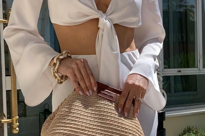 Influencer con uñas jabón.