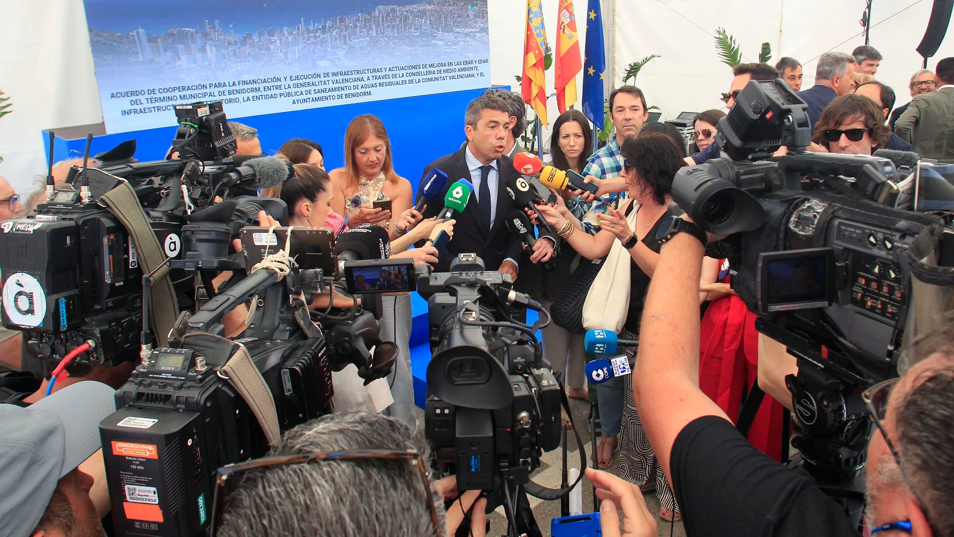 BENIDORM (ALICANTE), 26/05/2025.- El president de la Generalitat, Carlos Mazón, atiende a los medios de comunicación tras visitar la estación de tratamiento de aguas residuales de Benidorm y firmar con su alcalde y también presidente de la Diputación, Toni Pérez, un convenio de reforma y ampliación de la EBAR y EDAR de Benidorm. EFE/Pep Morell