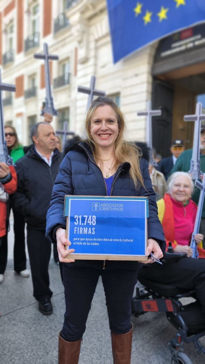 Polonia Castellanos, durante la entrega de firmas en Sol