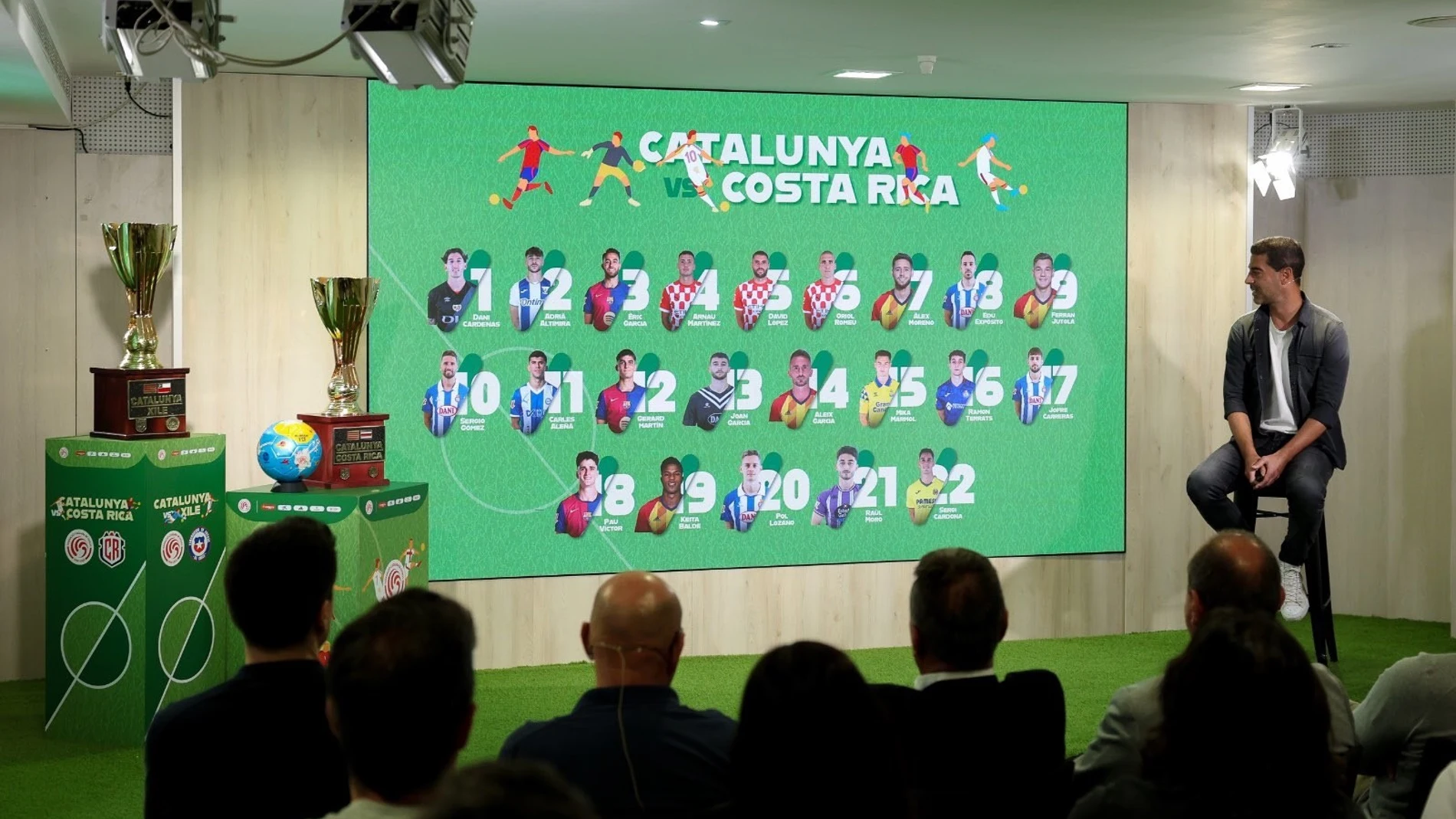 El seleccionador catalán Gerard López con la lista de convocados para el partido de este miércoles frente a Costa Rica REMITIDA / HANDOUT por FCF Fotografía remitida a medios de comunicación exclusivamente para ilustrar la noticia a la que hace referencia la imagen, y citando la procedencia de la imagen en la firma 26/05/2025