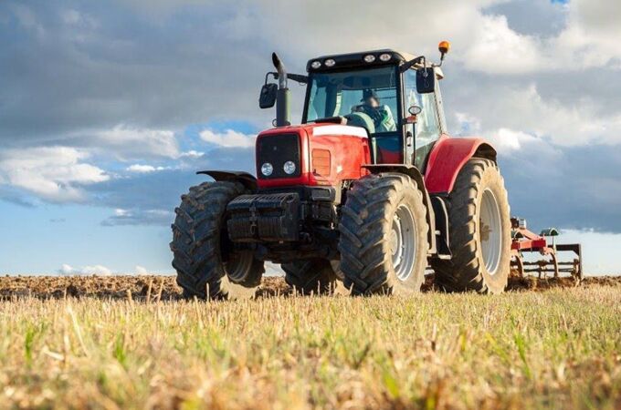 Imagen de archivo de un hombre con un tractor 