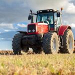 Imagen de archivo de un hombre con un tractor 