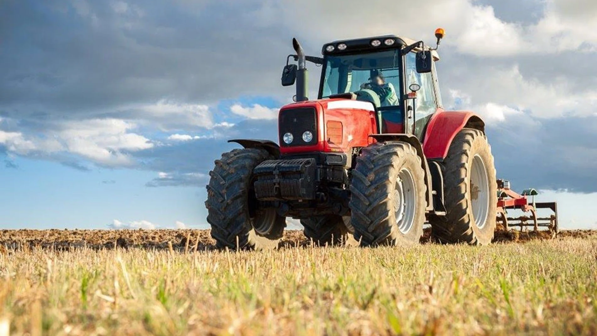 Imagen de archivo de un hombre con un tractor