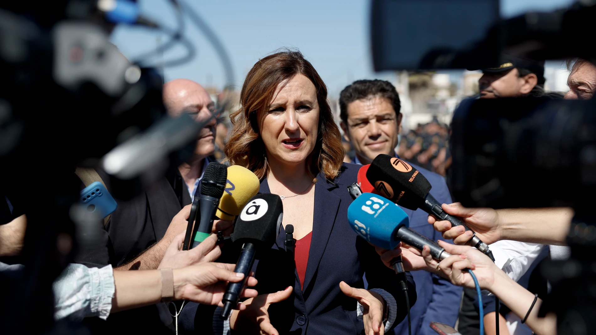 GRAFCVA7717. VALÈNCIA, 26/05/2025.- La alcaldesa de València, María José Catalá, atiende a los medios de comunicación tras la presentación del dispositivo de playas. EFE/Ana Escobar