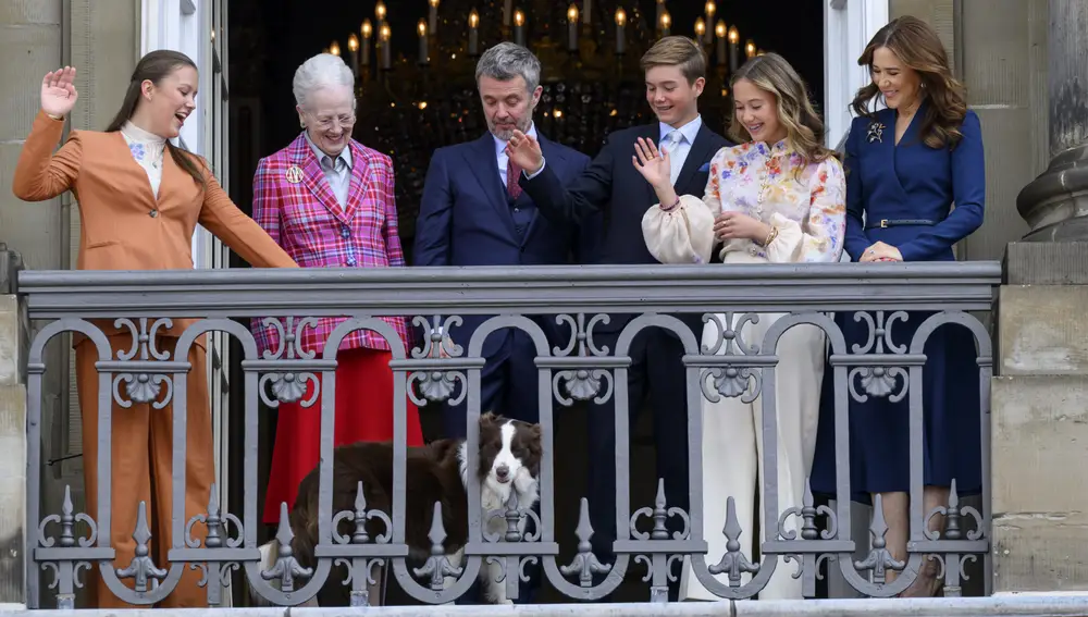 El perro de los reyes de Dinamarca se cuela en el posado de la familia real por el 57 aniversario de Federico X