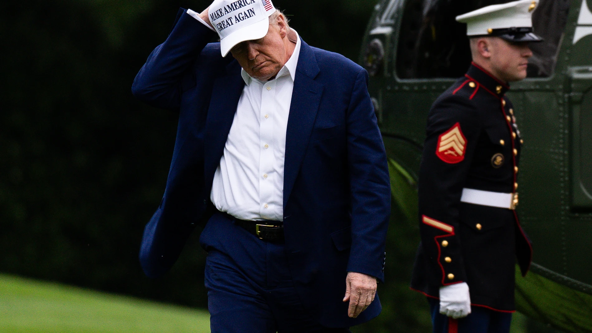 WASHINGTON (United States), 25/05/2025.- US President Donald Trump crosses the South Lawn after exiting Marine One at the White House in Washington, DC, USA, on 25 May 2025. Over the weekend, Trump delivered a speech to West Point graduates and spent Sunday in Bedminster, New Jersey. EFE/EPA/TIERNEY L CROSS / POOL