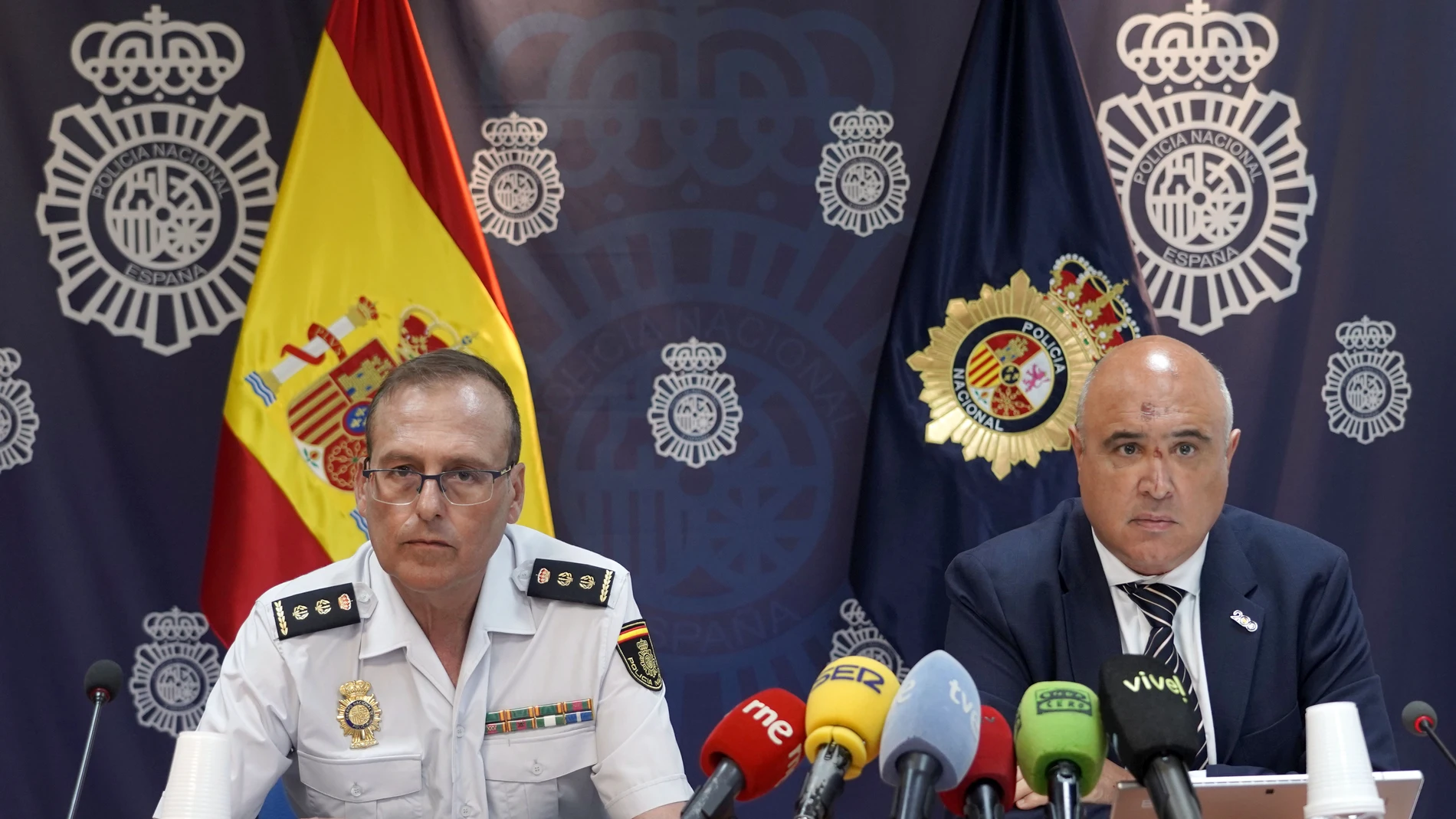 El subdelegado del Gobierno en Valladolid, Jacinto Canales, acompañado de mandos de la Policía Nacional, informa sobre la detención de los miembros de un clan familiar dedicado a la trata de seres humanos con fines sexuales, que ha permitido liberar a 13 víctima