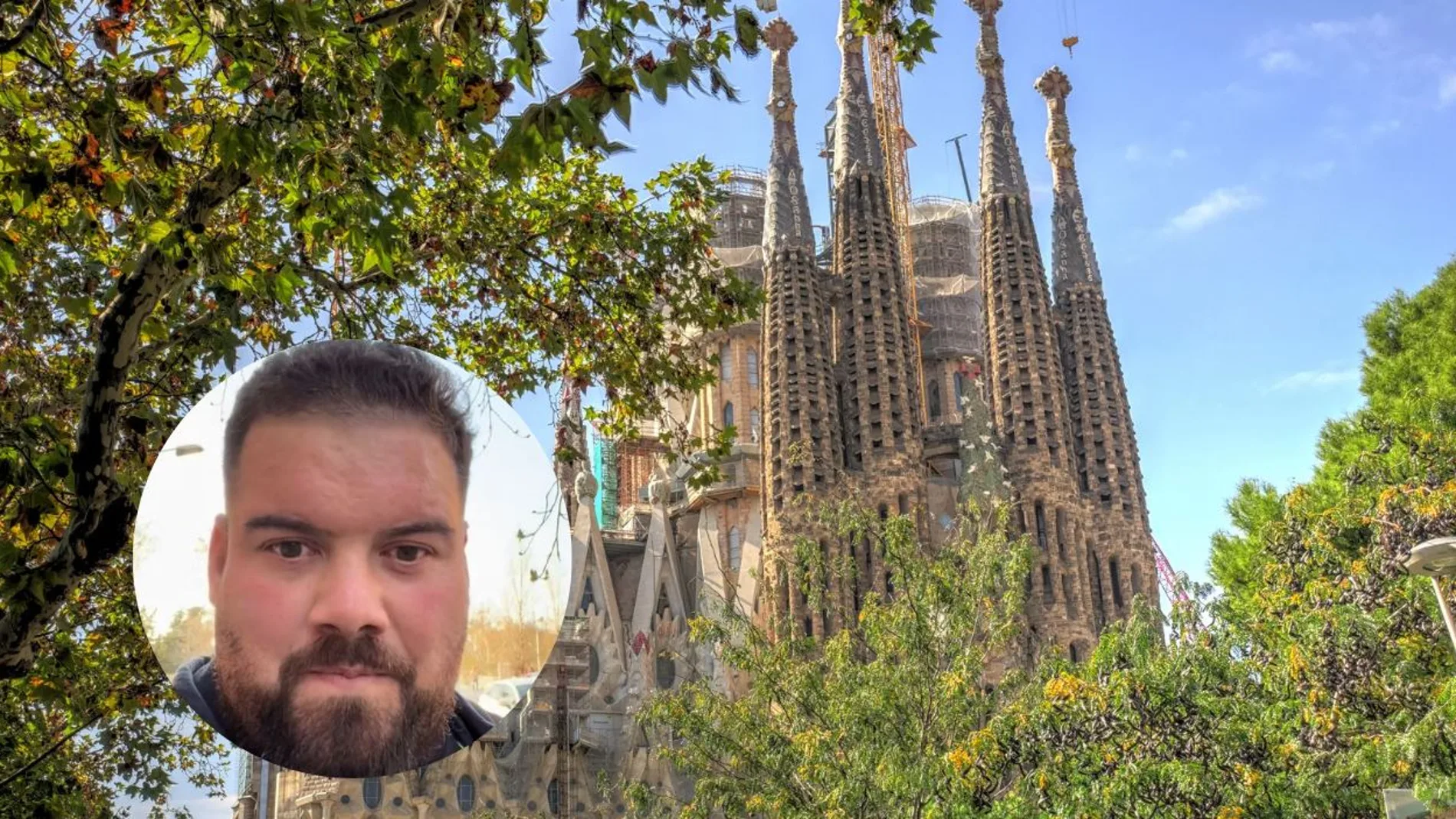 Imagen de la Sagrada Familia junto a un creador de contenido