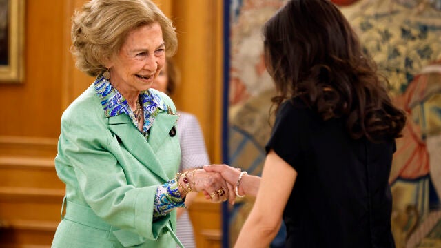 La reina Sofía recibe en audiencia a una representación de la Universidad Camilo José Cela