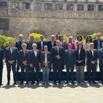 El conseller Albert Dalmau, en el centro; junto a la consellera Olga Pané; la primera teniente de alcalde Laia Bonet; el rector de la UB, Joan Guàrdia; y el director general del Clínic, Josep Maria Campistol, este lunes tras la reunión