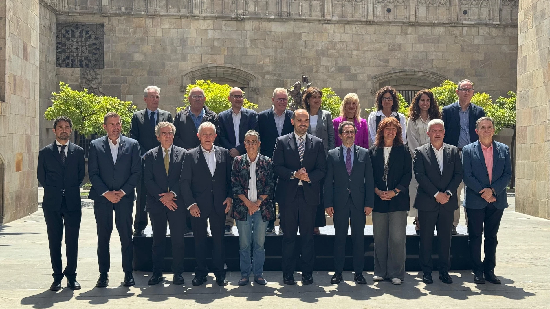El conseller Albert Dalmau, en el centro; junto a la consellera Olga Pané; la primera teniente de alcalde Laia Bonet; el rector de la UB, Joan Guàrdia; y el director general del Clínic, Josep Maria Campistol, este lunes tras la reunión EUROPA PRESS 26/05/2025