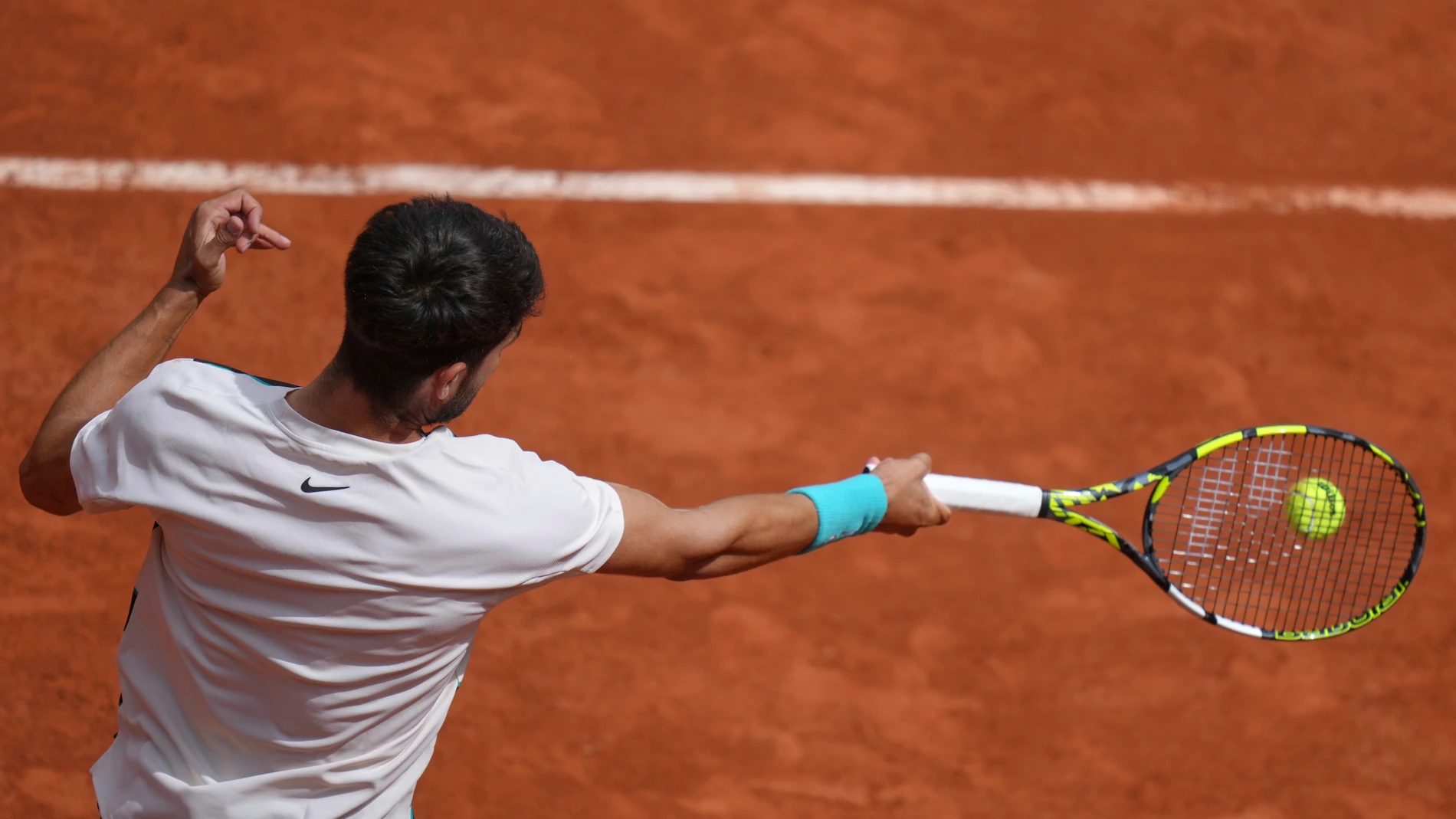 Spain's Carlos Alcaraz returns the ball to Italy's Giulio Zeppieri during their first round match of the French Tennis Open, at the Roland-Garros stadium, in Paris, Monday, May 26, 2025. (AP Photo/Thibault Camus)