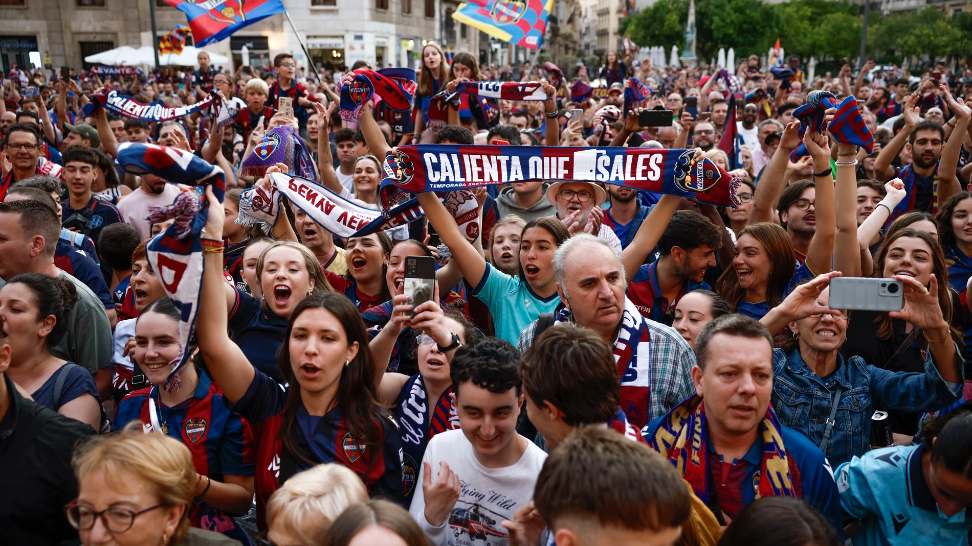El Levante ‘tiñe’ València de azulgrana para celebrar su vuelta a Primera