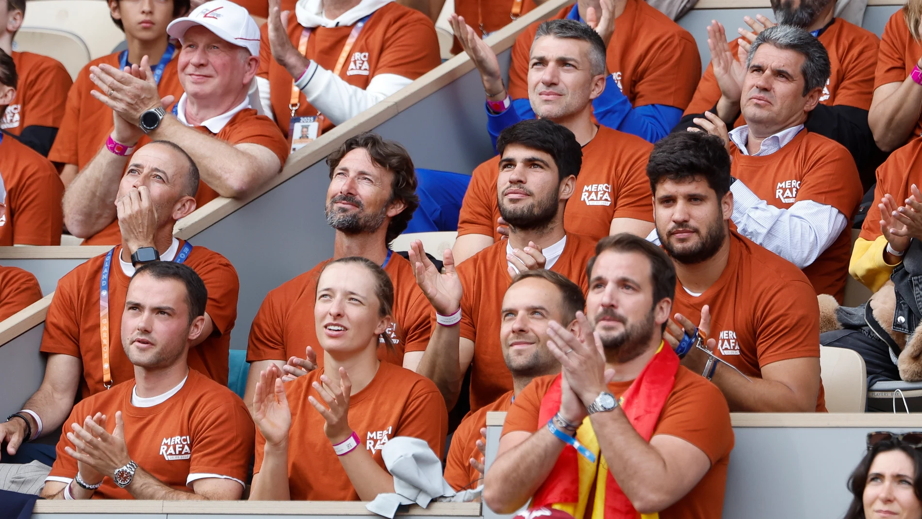 Bottom, Iga Swiatek, above Juan Carlos Ferrero, Carlos Alcaraz, above right Alcaraz' father Carlos Alcaraz Gonzalez during the ceremony to honor Rafael Nadal's career on day 1 of Roland-Garros 2025, French Open, Grand Slam tennis tournament on May 25, 2025 at Roland-Garros stadium in Paris, France - Photo Jean Catuffe / DPPI AFP7 26/05/2025 ONLY FOR USE IN SPAIN