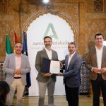 Fernández-Pacheco entrega la autorización de la concesión de agua desalada a los regantes almerienses