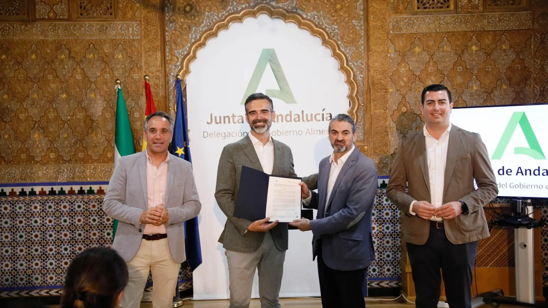 Fernández-Pacheco entrega la autorización de la concesión de agua desalada a los regantes almerienses