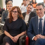 El presidente del Gobierno, Pedro Sánchez, junto a la ministra de Sanidad, Mónica García, en un acto celebrado