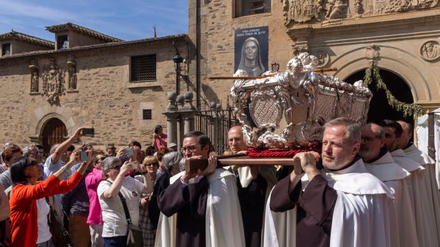 Traslado del cuerpo de Santa Teresa de Jesús a su sepulcro en Alba de Tormes (Salamanca)