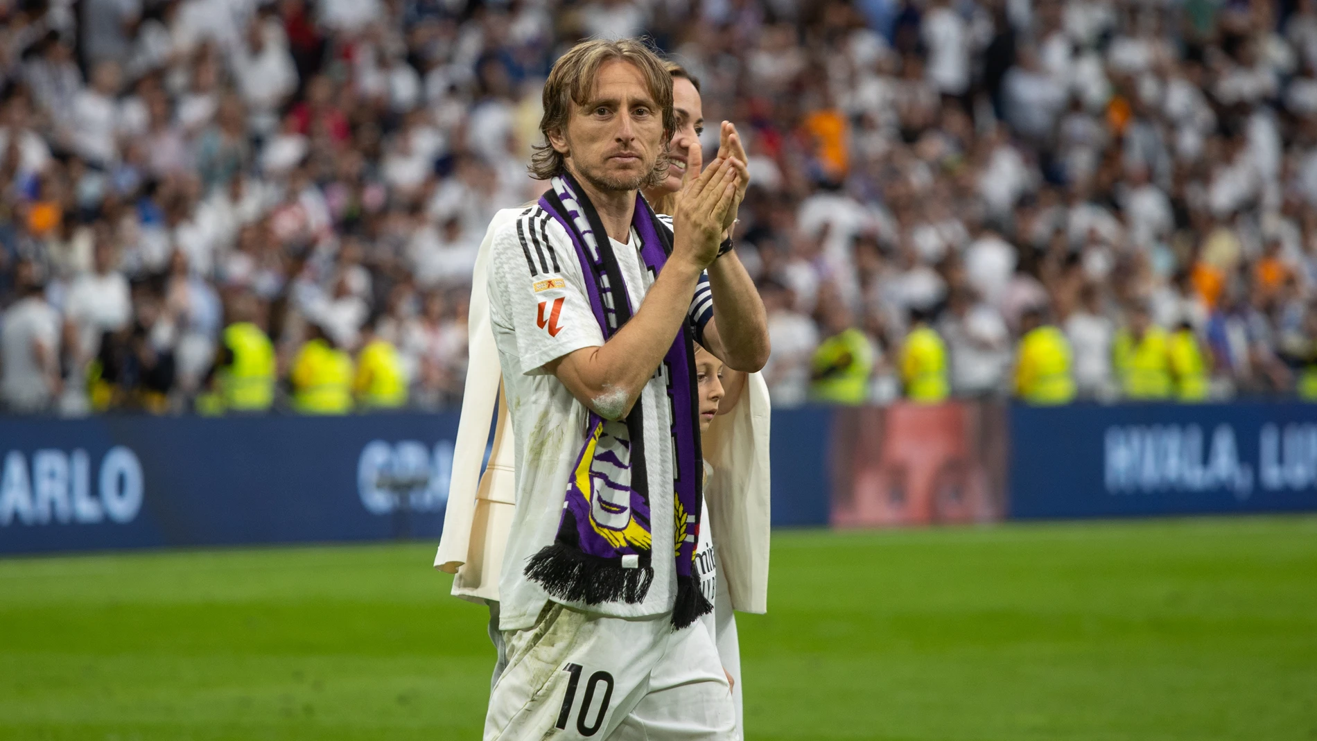 24 May 2025, Spain, Madrid: Real Madrid's Luca Modric applauds the fans after the Spanish Primera Division soccer match between Real Madrid and Real Sociedad at the Santiago Bernabeu Stadium. Photo: David Canales/SOPA Images via ZUMA Press Wire/dpa David Canales/SOPA Images via ZU / DPA 24/05/2025 ONLY FOR USE IN SPAIN