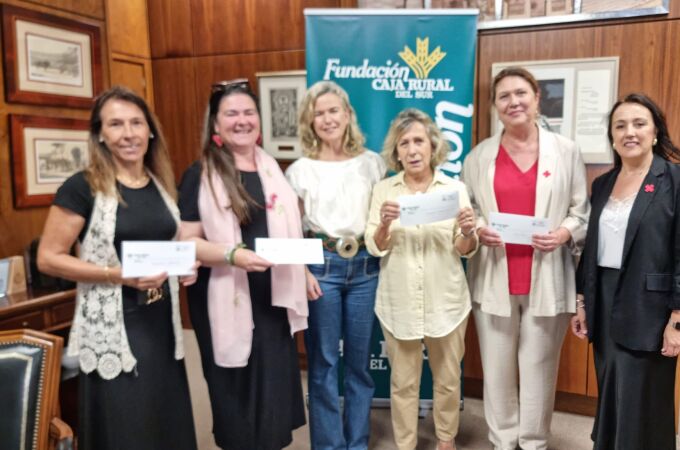 Las epresentantes de las entidades posan con las donaciones