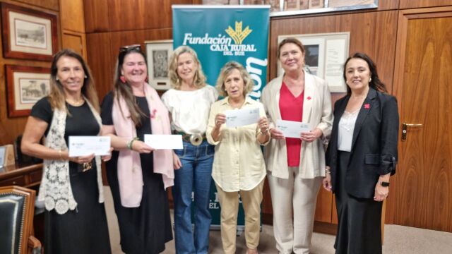 Las epresentantes de las entidades posan con las donaciones