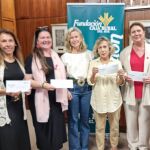 Las epresentantes de las entidades posan con las donaciones