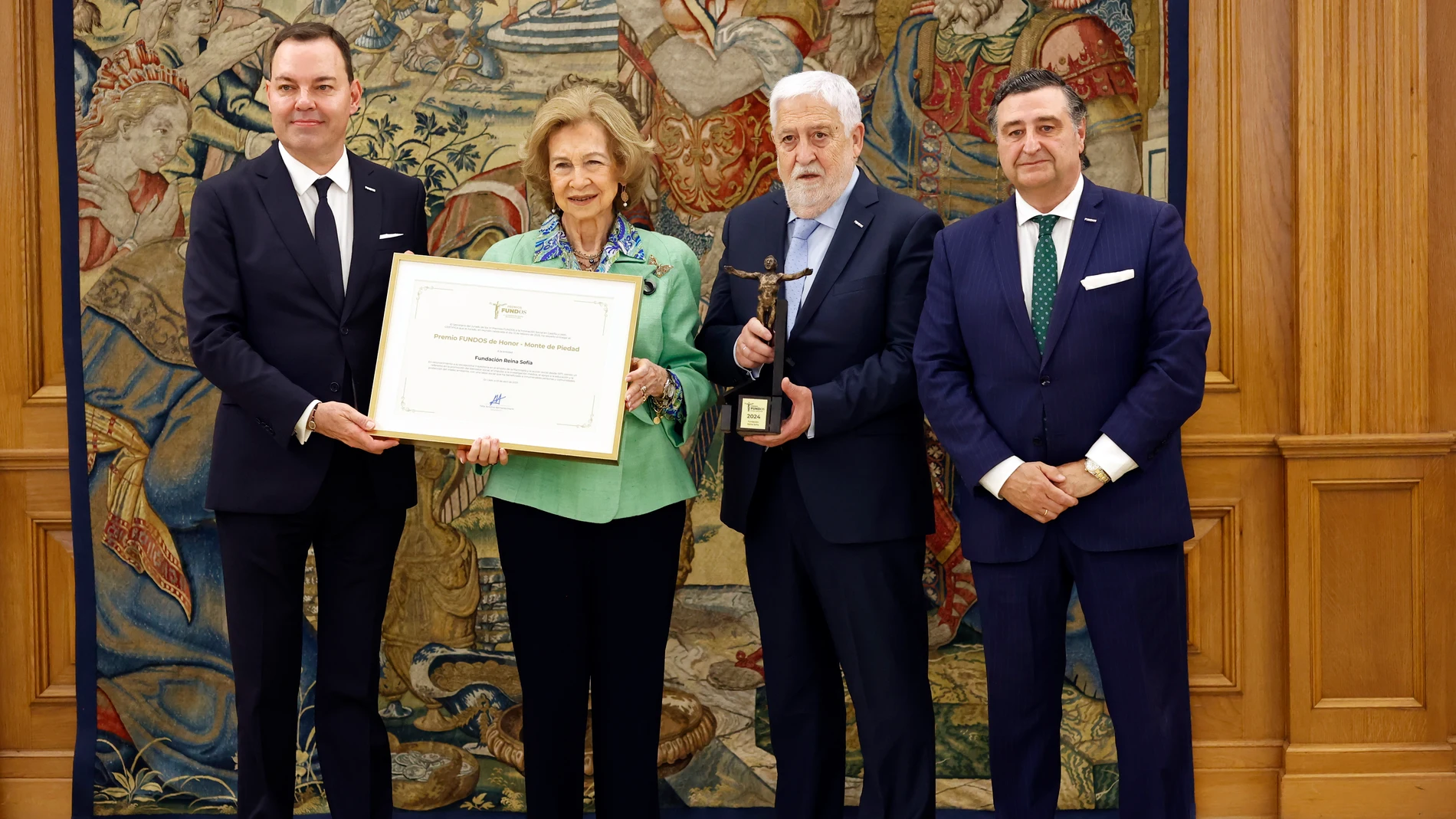 (I-D) José María Viejo del Pozo, la Reina Sofía, Ángel Antonio Lago y Félix A. Romanos durante la audiencia a una representación de la Fundación Obra Social de Castilla y León (FUNDOS) en el Palacio de La Zarzuela, a 26 de mayo de 2025, en Madrid (España). Dicha Fundación ha entregado a doña Sofía el “Premio Fundos de Honor – Monte de Piedad" correspondiente a la VI edición de los Premios Fundos a la Innovación Social en Castilla y León.REINA;FUNDOS;AUDIENCIAAntonio Gutiérrez / Europa Pre...