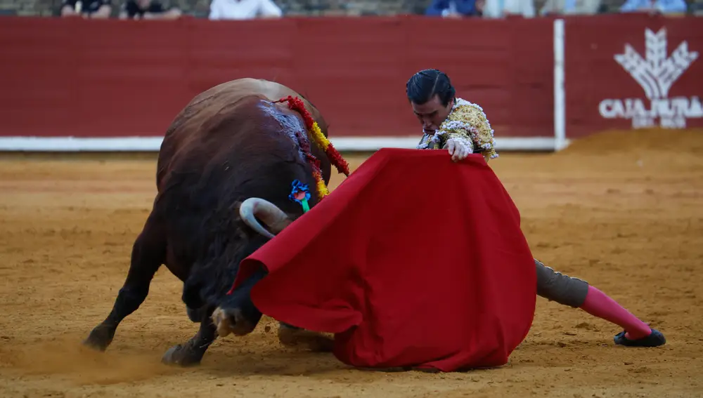 El torero Juan Ortega lidia un toro este domingo, durante la segunda corrida del abono de la feria taurina de Nuestra Señora de la Salud en Córdoba.