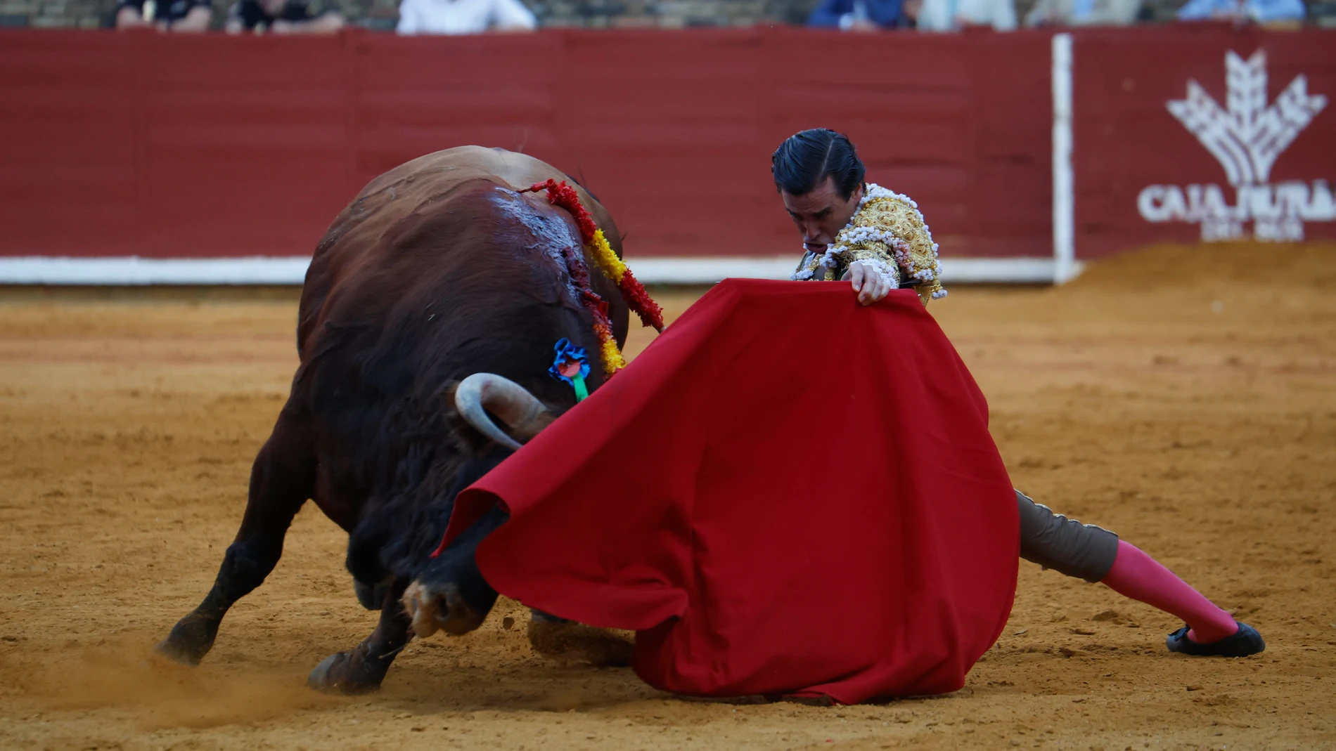El torero Juan Ortega lidia un toro este domingo, durante la segunda corrida del abono de la feria taurina de Nuestra Señora de la Salud en Córdoba.