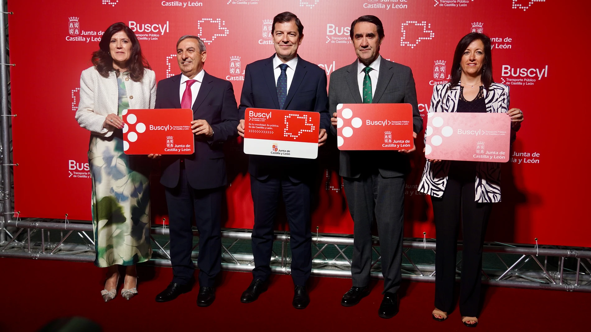 Fernández Mañueco presenta en León la nueva tarjeta junto con los consejeros Juan Carlos Suárez-Quiñones y José Luis Sanz Merino
