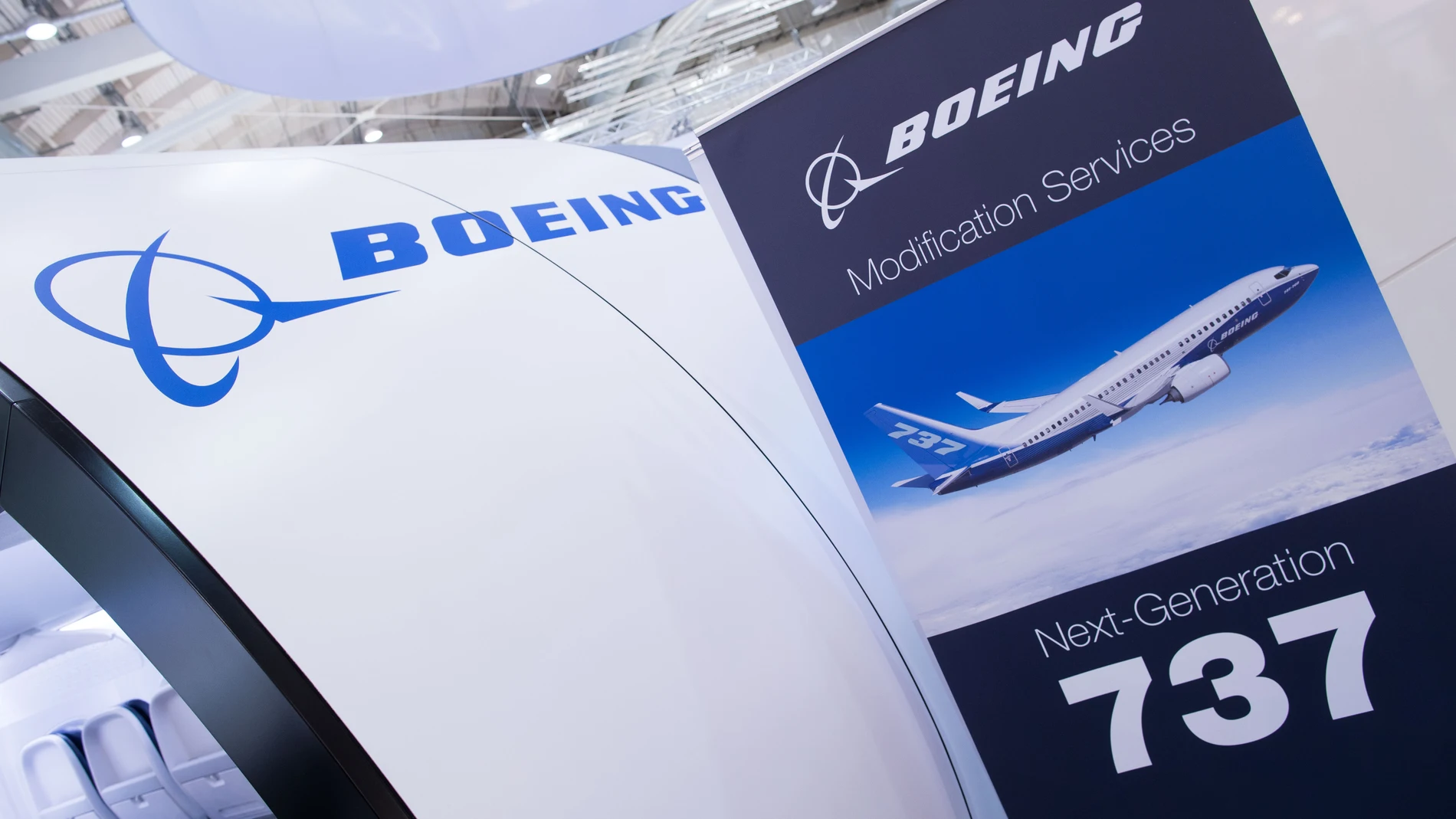 (Foto de ARCHIVO) FILED - 03 April 2019, Hamburg: New cabin systems for the Boeing 737 can be seen displayed at Boeing's stand at the Aircraft Interiors Expo trade fair. Airplane manufacturer Boeing said on Thursday it has uncovered a new software flaw on its embattled 737 MAX jet, grounded in March 2019 after two crashes killing a total of 346 people. Photo: Jens Büttner/zb/dpa 03/04/2019 ONLY FOR USE IN SPAIN