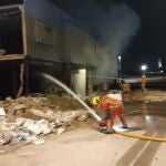 Bomberos trabajan en la extinción del incendio de Torrent