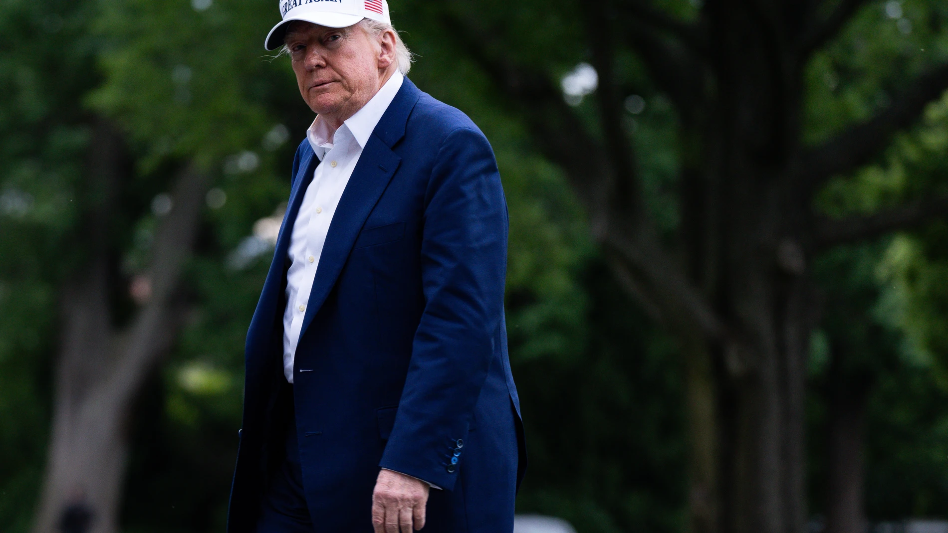 WASHINGTON (United States), 25/05/2025.- US President Donald Trump crosses the South Lawn after exiting Marine One at the White House in Washington, DC, USA, on 25 May 2025. Over the weekend, Trump delivered a speech to West Point graduates and spent Sunday in Bedminster, New Jersey. EFE/EPA/TIERNEY L CROSS / POOL