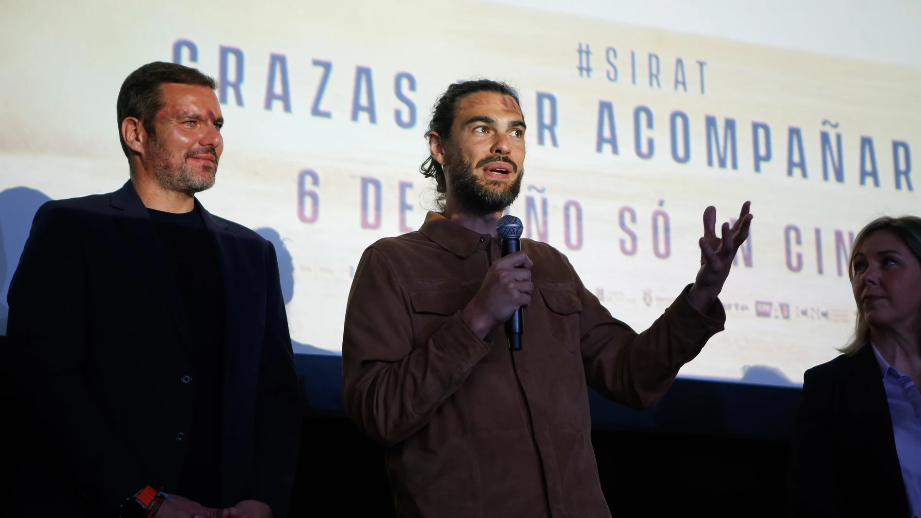 El director Oliver Laxe (c) durante el preestreno de la película ‘Sirât’, ganadora del Premio del Jurado de Cannes, a 25 de mayo de 2025, en Navia de Suarna, Lugo, Galicia (España). Laxe ha convertido Navia de Suarna en un referente cultural y cinematográfico, apostando por el rural gallego como escenario y fuente de inspiración para su cine, que ha recibido premios en festivales como Cannes y San Sebastián. ‘Sirât’ es su nueva obra, rodada en parte en la comarca y que explora temáticas de id...