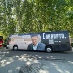 El autobús de Hazte Oír rotulado con la lona que llama a Sánchez "corrupto".