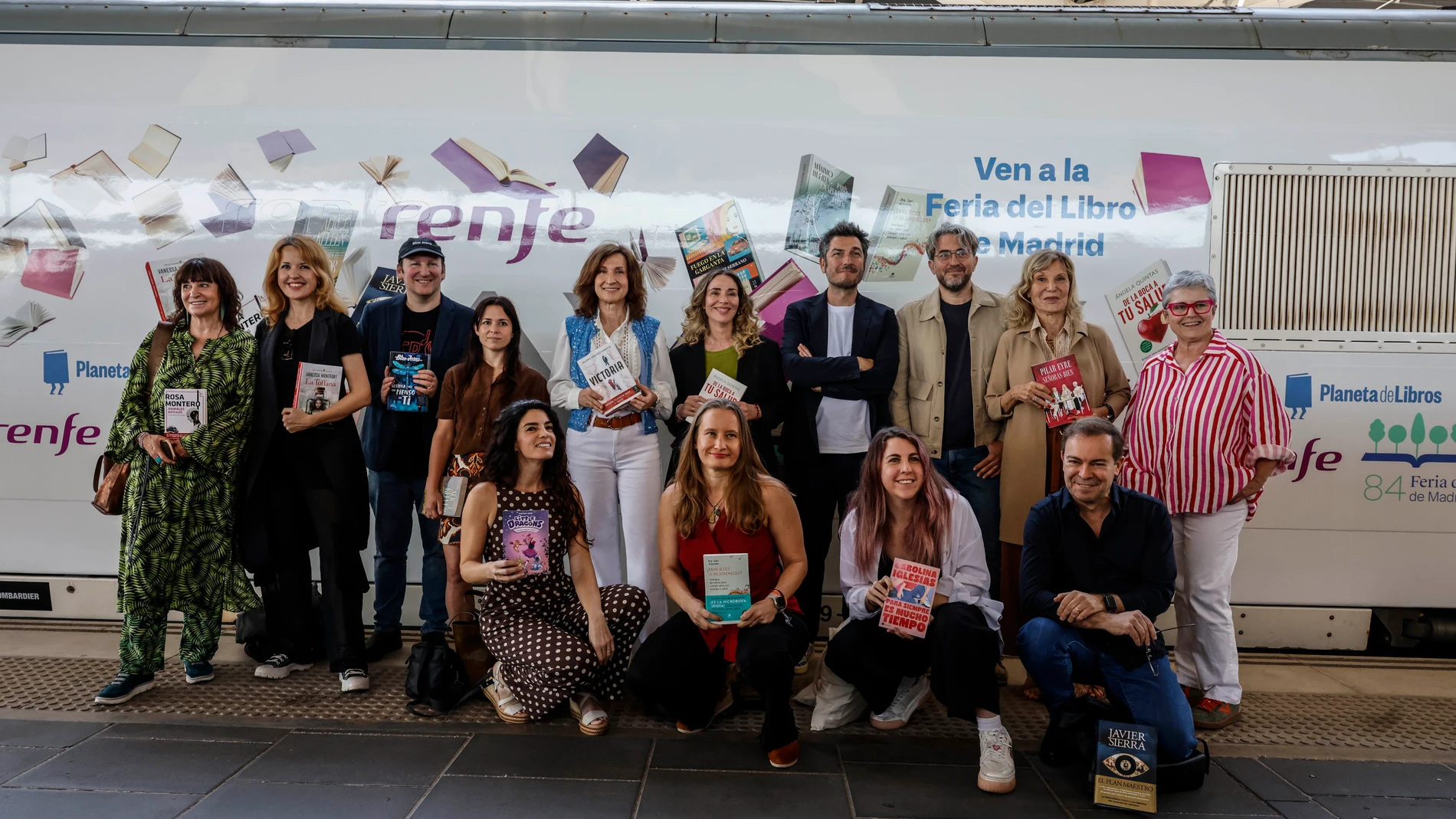 Escritores viajan en el Tren de la Cultura a Valencia: "Se merece todo el cariño por el tiempo de desesperanza"