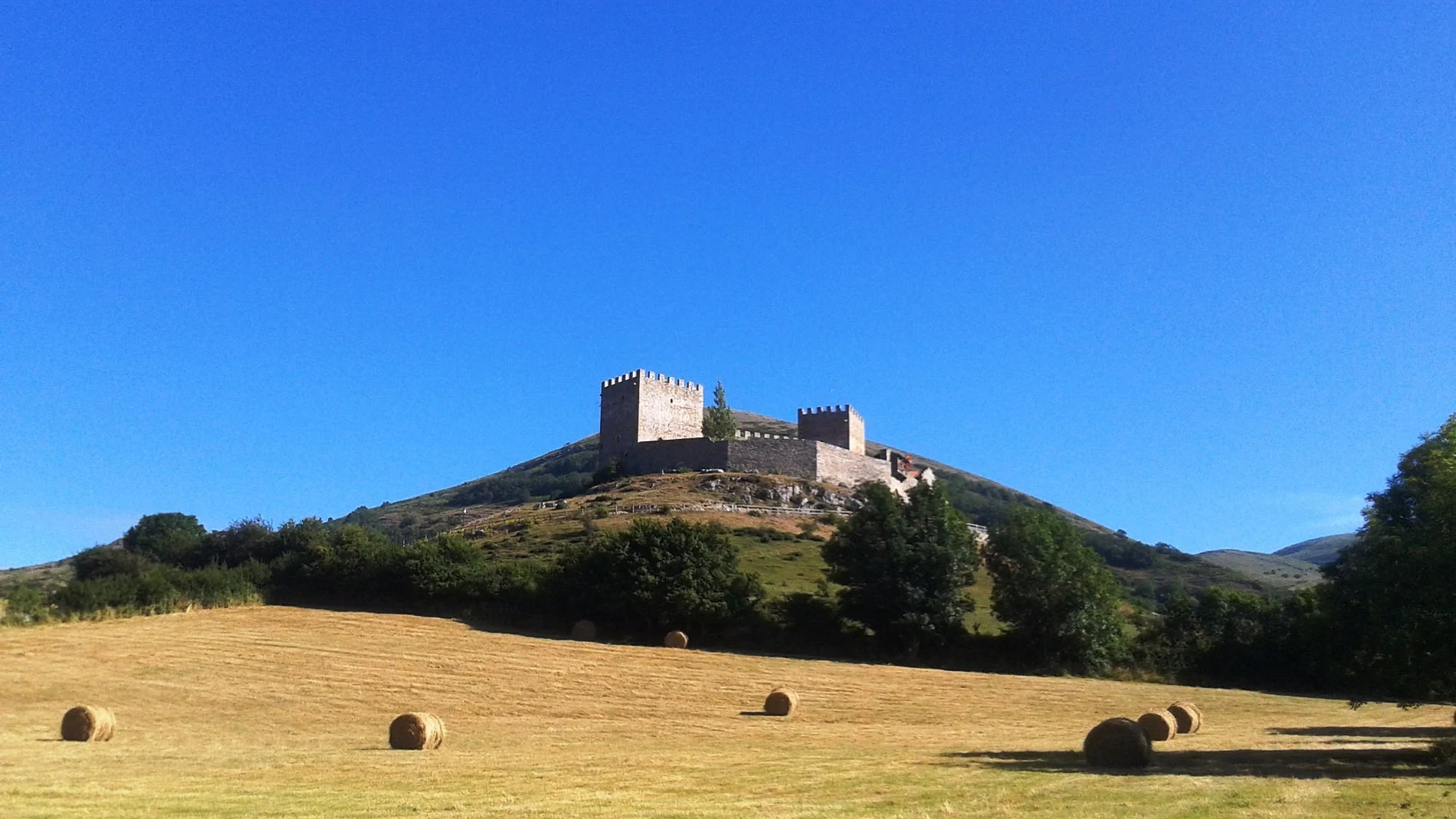 Así es el impresionante castillo medieval de Cantabria donde dicen que vive un espíritu