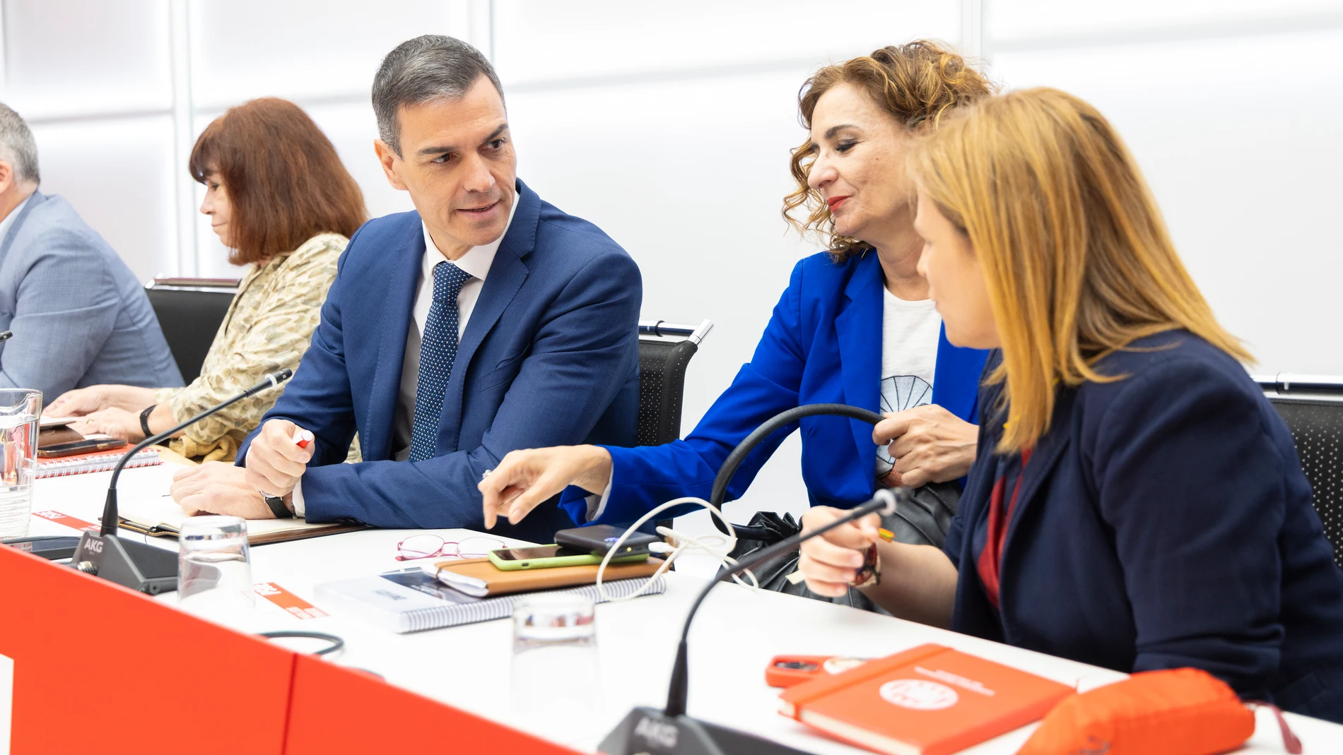MADRID, 26/05/2025.- El presidente del Gobierno y secretario general del PSOE, Pedro Sánchez (C) junto a la vicesecretaria general, María Jesús Montero (2d); entre otros, durante la reunión de la Comisión Ejecutiva Federal de la formación, este lunes en la sede de Madrid. EFE/PSOE/Eva Ercolanese/SOLO USO EDITORIAL/SOLO DISPONIBLE PARA ILUSTRAR LA NOTICIA QUE ACOMPAÑA (CRÉDITO OBLIGATORIO)