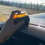 Visible a un kilómetro, conectada a la DGT y sin suscripción: así es la baliza que puede salvarte la vida