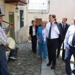 Mañueco pasea por Fermoselle junto a Carriedo y Leticia García, entre otros, tras presentar el plan socioeconómico de La Raya